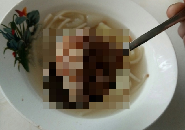 Ученики обнаружили в школьном супе кусок мяса с "щупальцами"