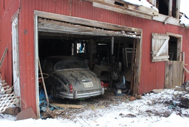 Раритетный Jaguar Mk II в старом заброшенном доме 