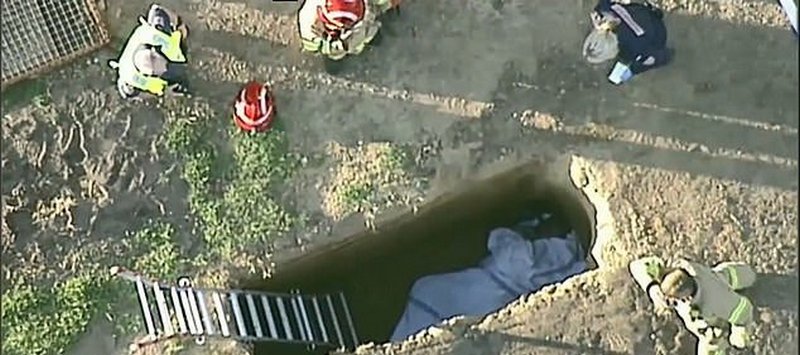Не рой яму другому: работник кладбища упал в свежевырытую могилу и сломал ногу