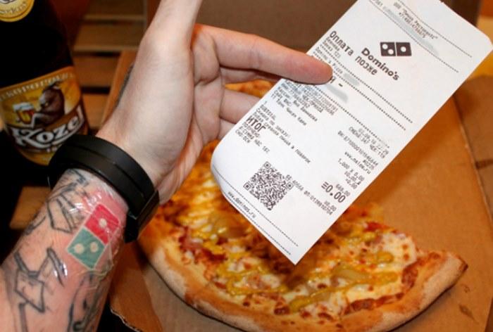 Люди получили «пожизненную» бесплатную пиццу от Domino’s за тату и теперь обязаны сто лет платить за это налоги