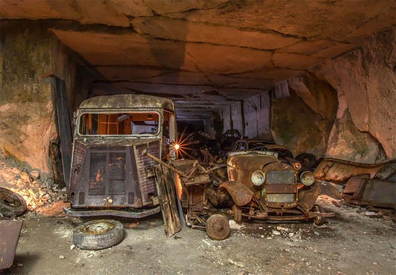 Бельгиец нашел заброшенные автомобили времен Второй мировой войны в старом карьере