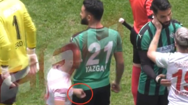 Турецкий футболист Мансур Чалар пронес лезвие на матч и незаметно наносил удары соперникам