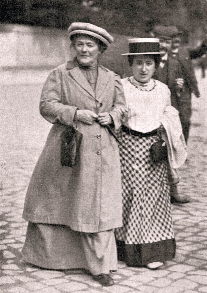 Клара Цеткин (слева) и Роза Люксембург, 1910 год, Германия