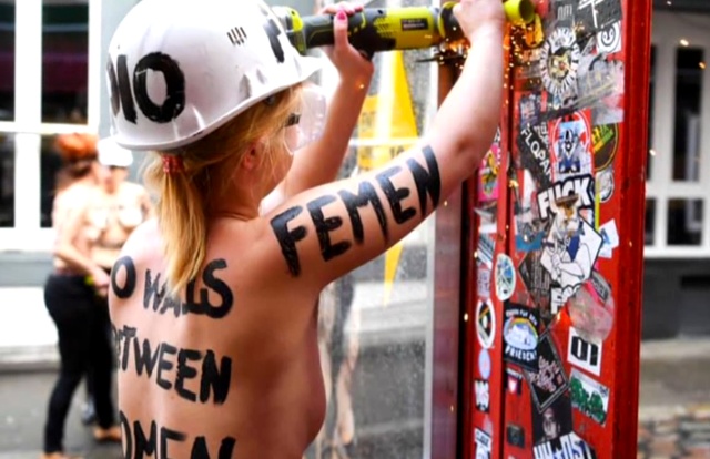 Активистки Femen провели акцию протеста на улице красных фонарей в Гамбурге 