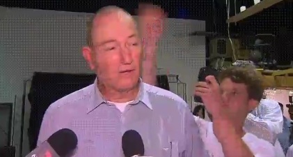 Видео: Австралийский подросток разбил яйцо о голову сенатора после слов о стрельбе в Новой Зеландии. Тот ударил юношу по лицу