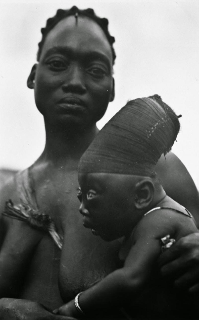 Женщина с ребёнком из племени мангбету, 1950 год, Конго