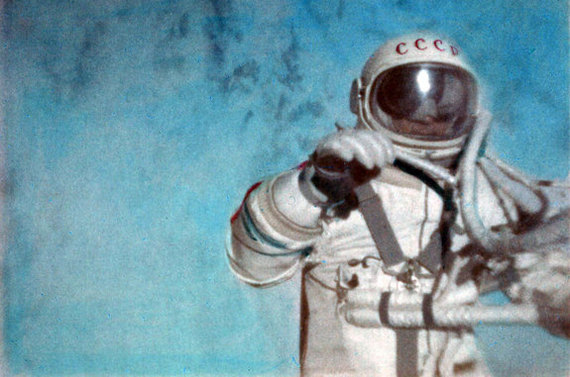 18 марта 1965. Первый выход человека в космос.