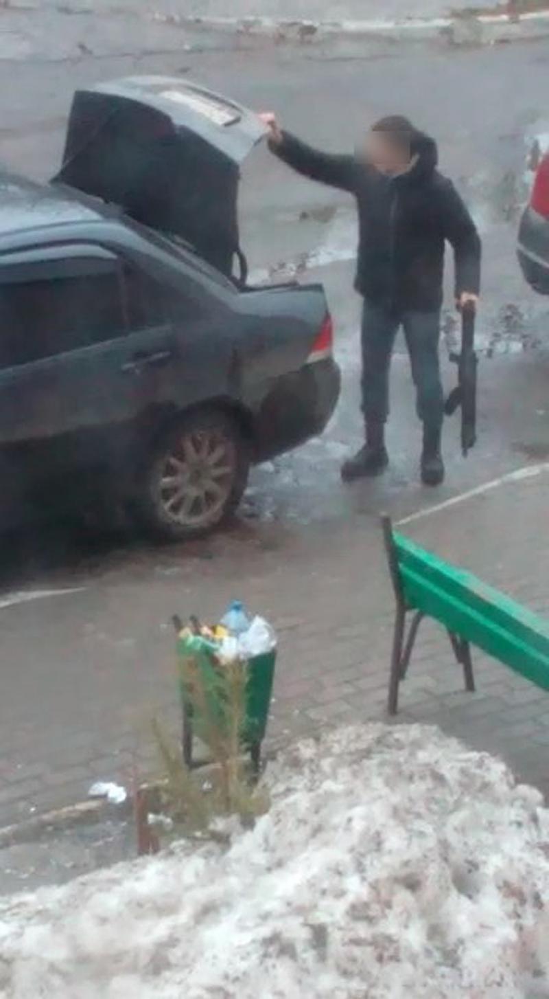 Бдительная жительница Брянска пожаловалась в полицию на соседа с целым арсеналом оружия