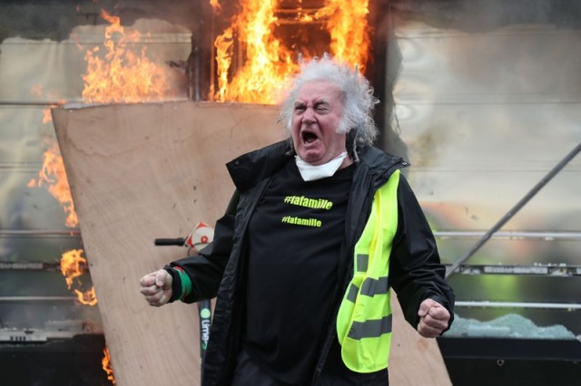 Фотожабы на фото "орущий мужчина с протестов жёлтых жилетов во Франции