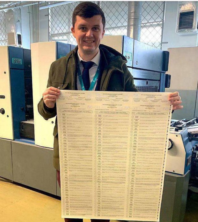 Так выглядит неразрезанный бюллетень на предстоящих президентских выборах на Украине. 39 кандидатов