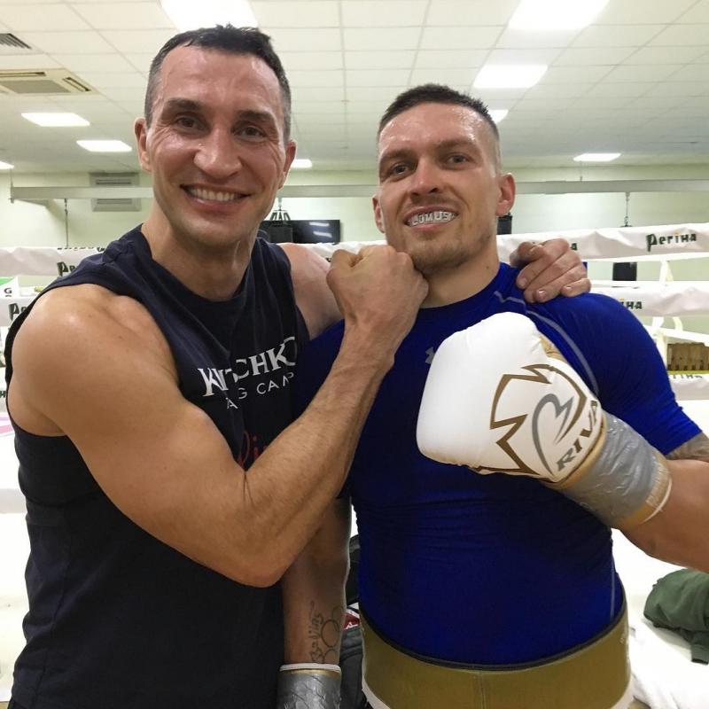 Кличко приложился кулаком к челюсти Усика: появилось фото встречи боксеров в Конча-Заспе