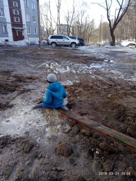 В России в грязи по пояс застрял 8-летний мальчик, вытаскивать которого пришлось сотрудникам МЧС