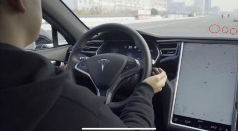 Автопилот Tesla «взломали» и направили автомобиль на встречную полосу