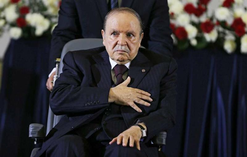 Президент Алжира объявил об уходе в отставку, он находился у власти 20 лет