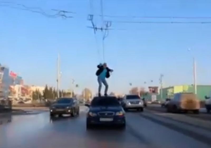 Блогера привлекли к ответственности после танца на крыше автомобиля (+видео)