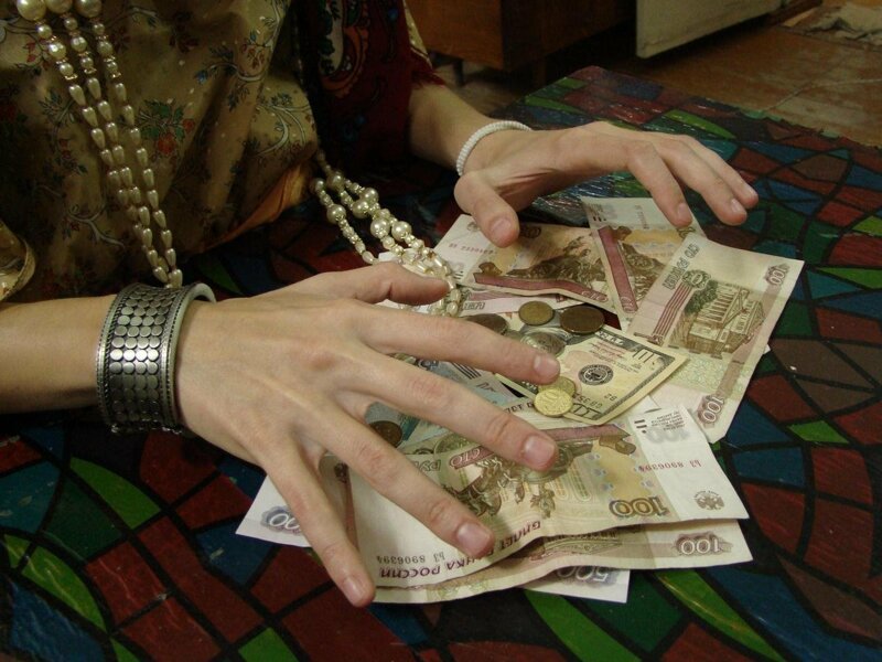 Омский сантехник обманул цыганку и украл у неё деньги