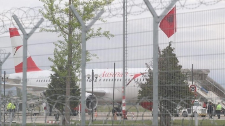 Нападение на самолет в Албании: украли 10 млн евро