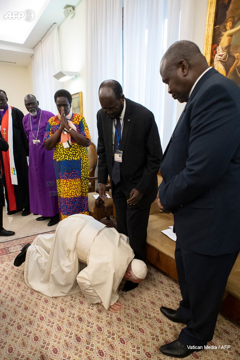 Папа Римский поцеловал ноги лидерам Южного Судана ради мира в стране
