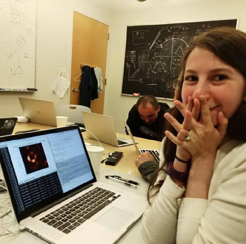 Кэтти Бауман, разработавшая алгоритм, позволивший запечатлеть чёрную дыру, в момент проявления изображения