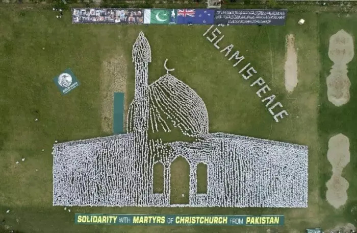 Тысячи пакистанцев выстроились в рисунок мечети и надпись «Ислам — это мир»