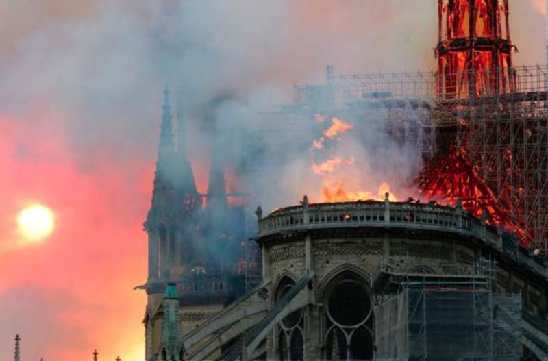 В Париже сгорел собор Нотр-Дам (55 фото)