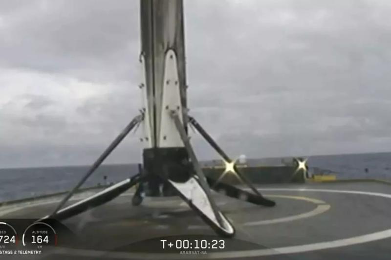Центральный блок первой ступени Falcon Heavy упал в океан во время транспортировки к побережью
