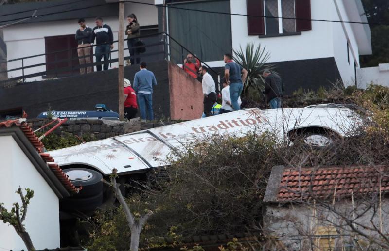 В Португалии автобус с туристами сорвался с дороги и упал на крышу дома, есть погибшие