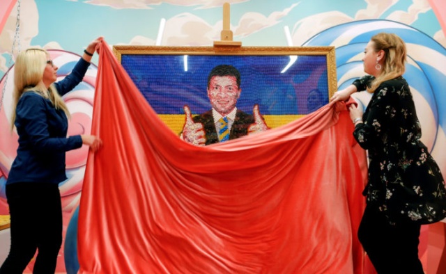 Портрет Владимира Зеленского из конфет фабрики Петра Порошенка