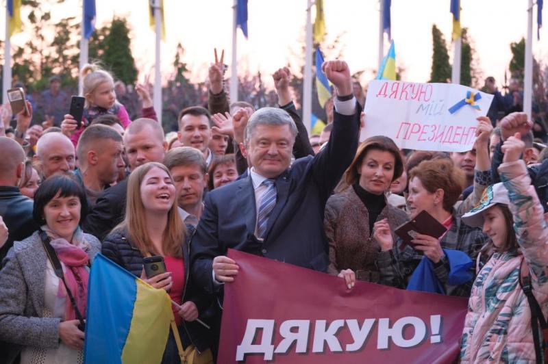 Несколько тысяч человек пришли к администрации президента Украины, чтобы поблагодарить Порошенко