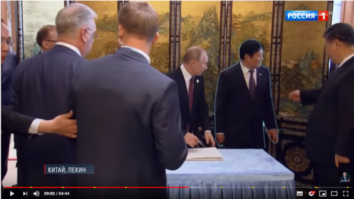 Телеканал Россия прифотошопил двух китайцев, которые толкаются за право стать рядом с Путиным