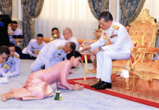Бывшая стюардесса стала новой королевой Таиланда