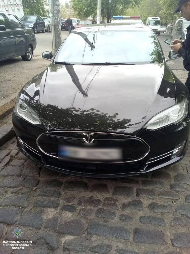 В Днепре нашли украденный в Норвегии электрокар Tesla