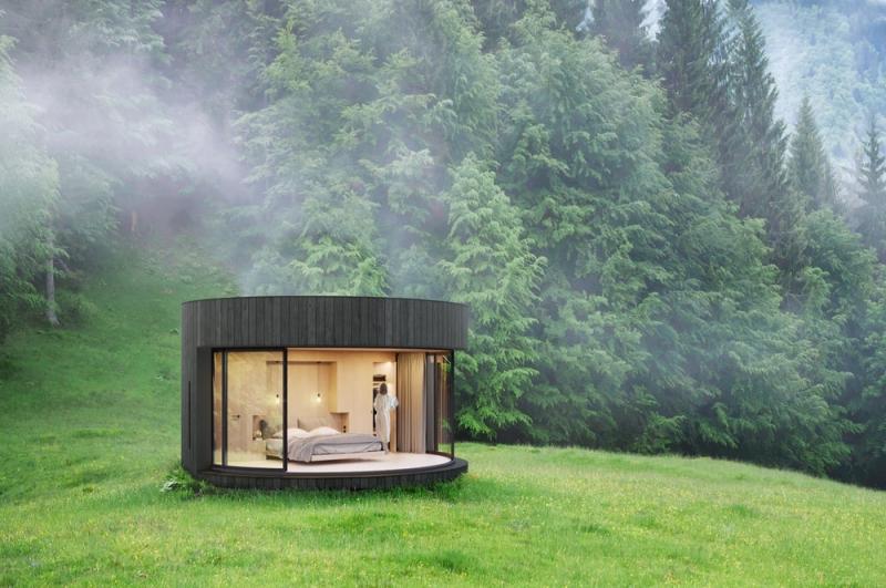 Крошечный уединенный домик с огромными окнами в лесу