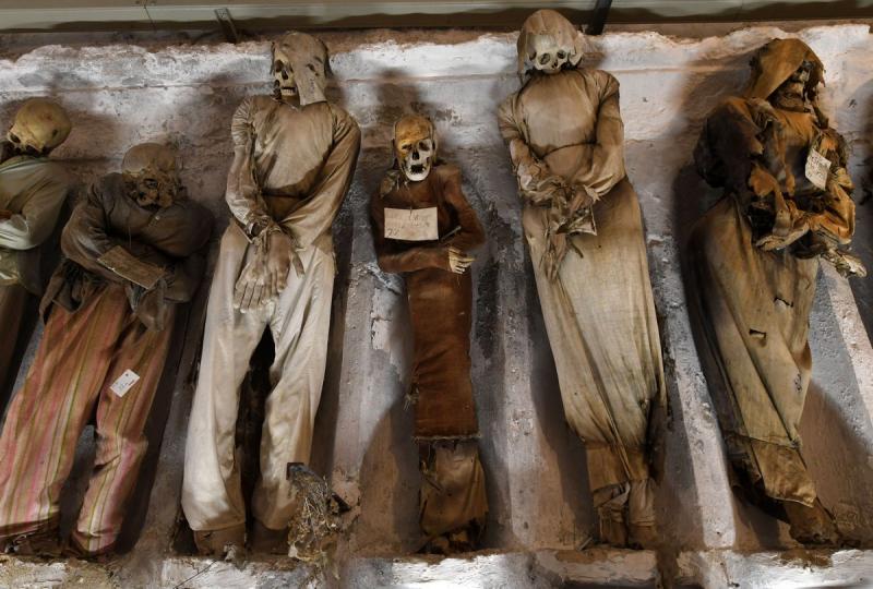 Жуткий музей в Палермо, где выставлены на всеобщее обозрение тысячи гниющих трупов 