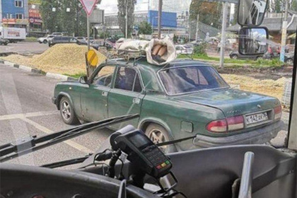 Россиянин перевозил мертвеца в мешке на крыше автомобиля