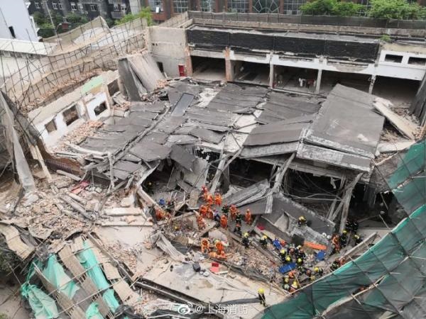 В Шанхае рухнуло здание, под завалами люди