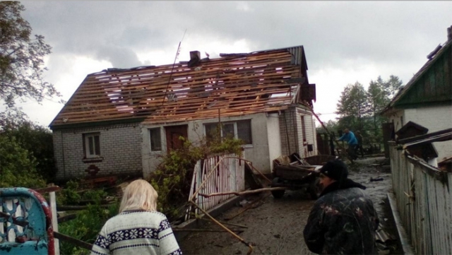 Очевидцы сняли на видео крупный смерч в Житомирской области