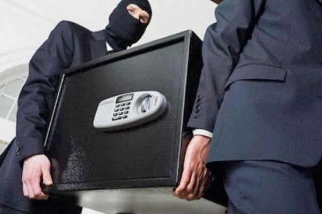 Из торгового центра в Москве вынесли сейф с 4 миллионами рублей