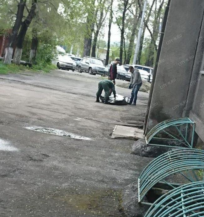 Из-за визита министра в Новокузнецке медработникам пришлось нести по улице труп