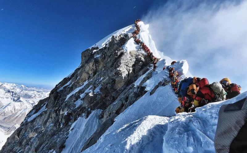 В огромной очереди на Эверест погибли несколько альпинистов