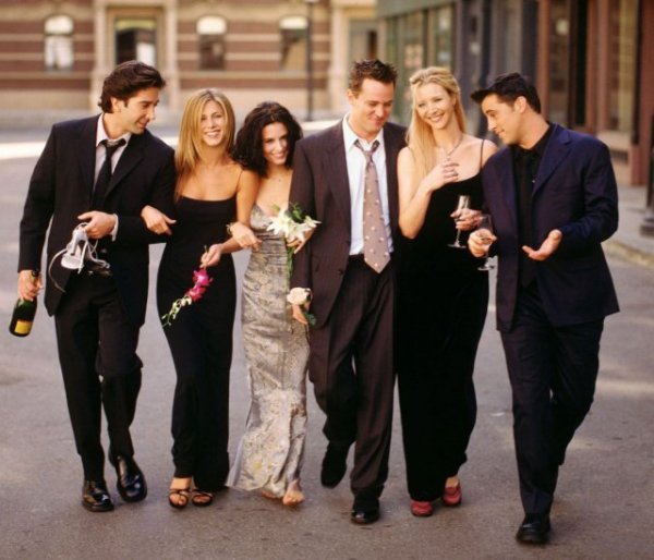 Кортни Кокс опубликовала фото с актерами сериала "Друзья" до того, как они стали знаменитыми