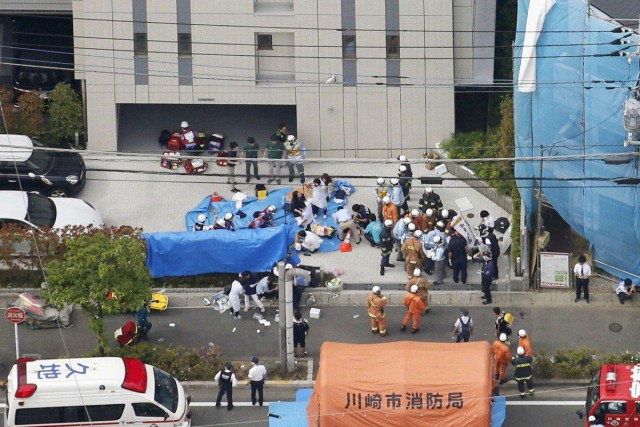 В японском городе Кавасаки шизик напал с ножом на детей