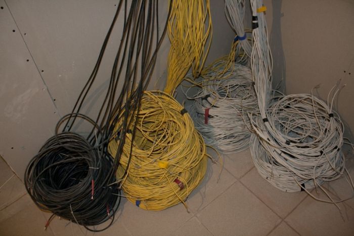 Тяжелый труд укладчиков кабеля