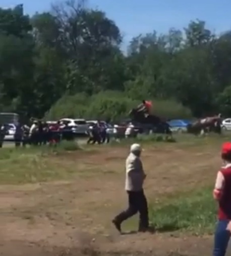 На сабантуе в Башкирии лошадь влетела в толпу людей (видео)