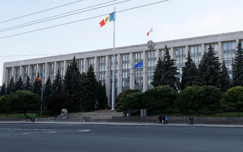 Парламент Молдовы признал ее "захваченным государством" и сформировал новое правительство