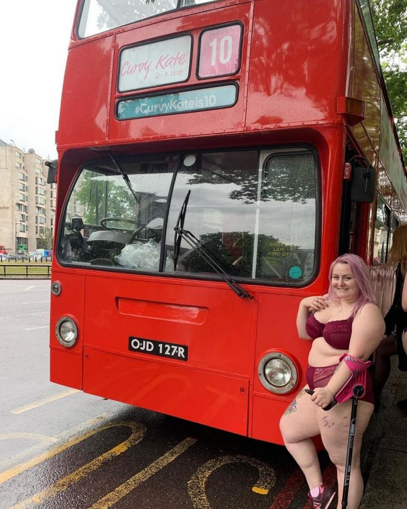 Plus-size модели покатались в белье на двухэтажном автобусе