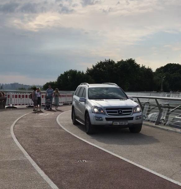 Mercedes на новом пешеходно-велосипедном мосту в Киеве