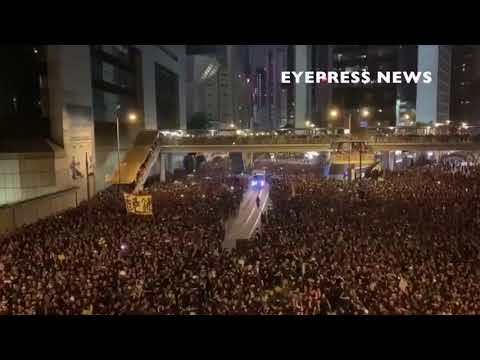 Толпа пропускает скорую помощь в Гонконге