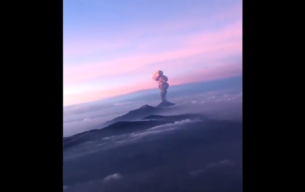 Очевидец снял из иллюминатора извержение вулкана