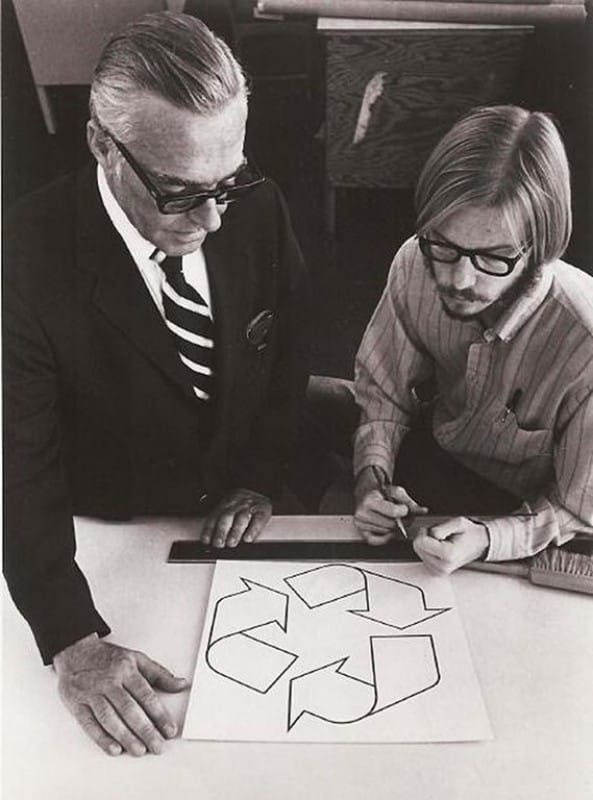 Гарри Андерсон и созданный им символ переработки, 1970 год, США